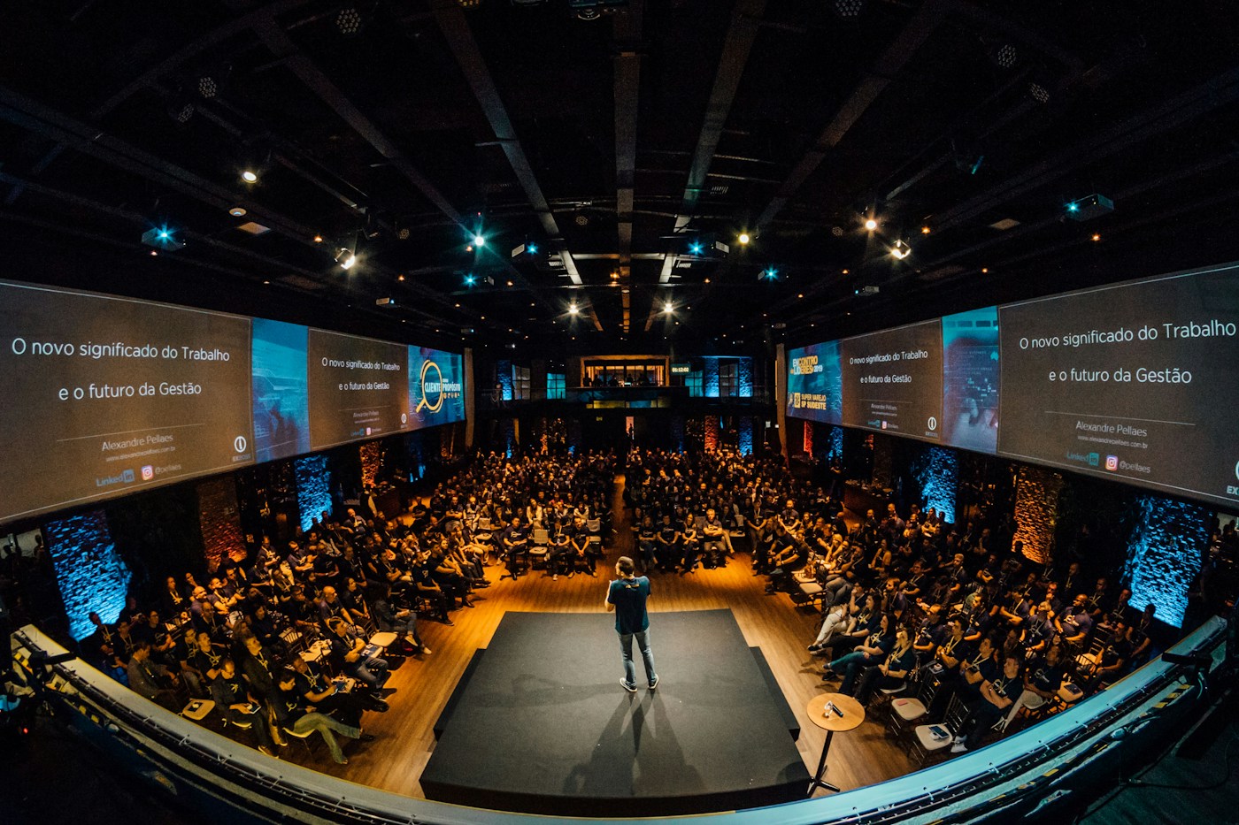 Auditorio durante una conferencia — fotografía provisional de Alexandre Pellaes