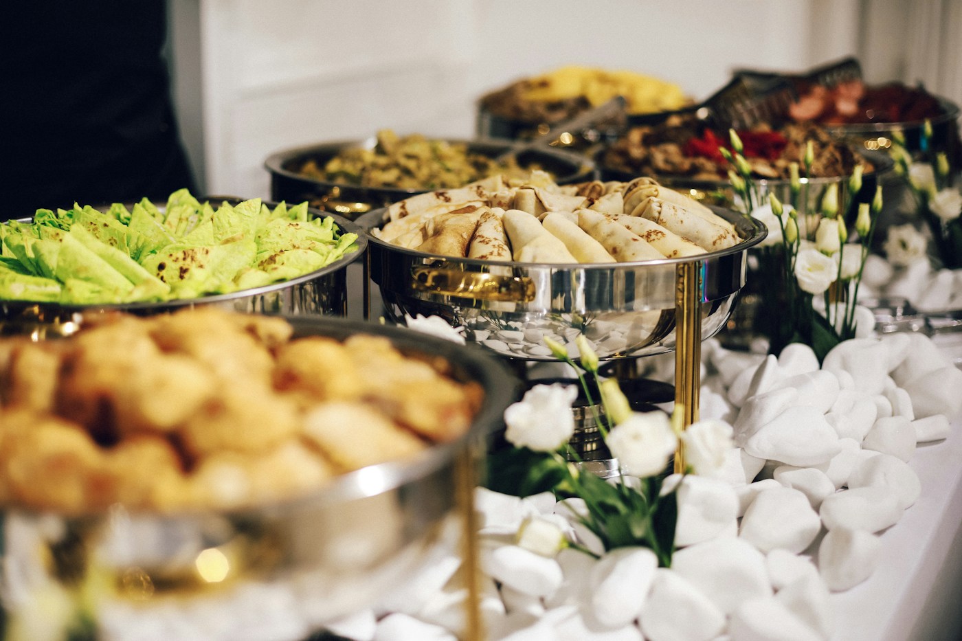Estación de buffet con platos preparados