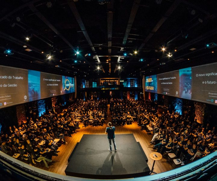Auditorio durante una conferencia — fotografía provisional de Alexandre Pellaes